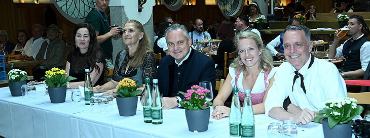 Jury: Michaela Aschberger, Corinna Binuzer, Dr. Christian Scharpf, Susanne Wiesner, Johnny Talbot bei der Wahl der Bräurosl 2025 im Donisl gehörte (©Foto: Ingrid Grossmann) 
